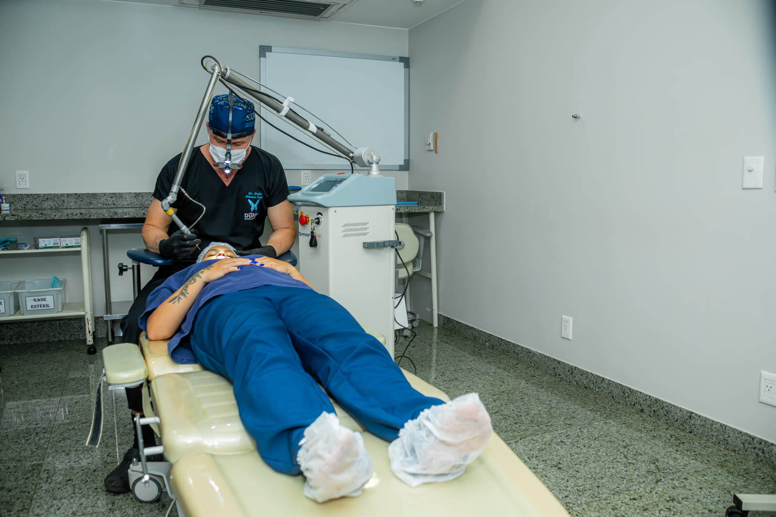 Dr. Rodrigo em procedimento com laser de CO₂